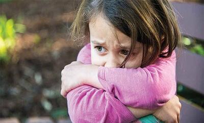  علائم اضطراب در کودکان و 10 روش عملی برای کمک به آن‌ها