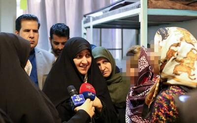 دلجویی گزینشی/بازدید از زنان زندانی اغتشاش‌گر در سایه‌ی بی‌اعتنایی به خانواده شهدا