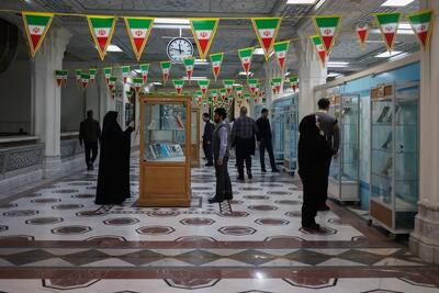 برپایی نمایشگاه «کتاب، مردم و انقلاب» در کتابخانه مرکزی حرم مطهر رضوی | معرفی ۹۰ کتاب منتخب