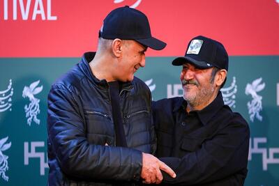 خوش و بش محسن قصابیان و مهران غفوریان در فوتوکال فیلم «غوطه‌ور» + عکس