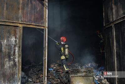 وقوع آتش‌سوزی در یک کارگاه کفاشی و نجات دو کارگر