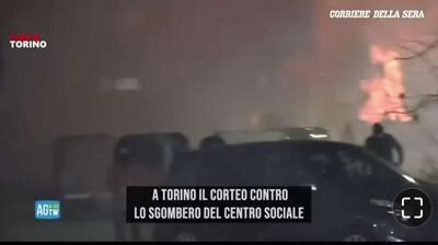  در تورین ایتالیا، درگیری‌های خشونت‌آمیزی بین پلیس و معترضان در نزدیکی دفتر مرکزی مرکز اجتماعی آسکاتاسونا درگرفت