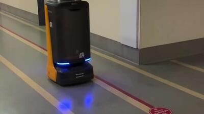  رباتی در کلینیکی در سن رافائله (میلان ایتالیا) نمونه آزمایشگاهی را بین محل جمع‌آوری و آزمایشگاه منتقل می کند