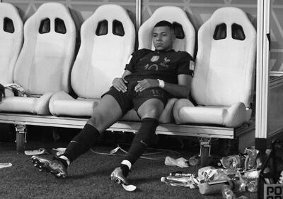 ۲۲ نفر در ورزشگاهِ ساکت می‌دوند، اما فریاد اصلی در خیابان‌هاست؛ در روزهای سرخ، از فوتبال نوشتن ساده نیست!