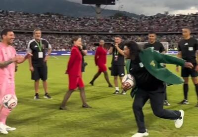 ملاقات لیونل مسی با رنه هیگوئیتا و ضربه پشت پای هیگوئیتا به یاد واکنش عقربی