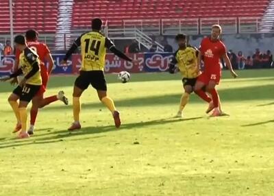 اخراج حزباوی: سپاهان ۱۰ نفره شد