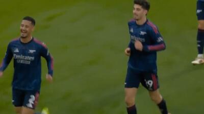 گل دوم آرسنال به لیدز (گل به خودی)