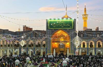  تصاویری از نصب کتیبه‌های نیمه شعبان در حرم مطهر رضوی