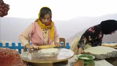  پخت نان تافتون و تهیه کره محلی به دست یک بانوی روستایی