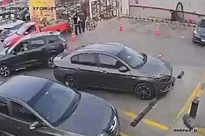 لحظه فرو رفتن پمپ‌بنزین در یک شکاف 15 متری