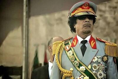 سرهنگ معمر قذافی در ۲۸ سالگی و در طرابلس