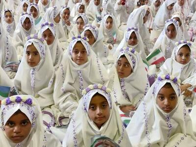  آیین باشکوه جشن تکلیف ۵۳۰ دانش آموزان پایه سومی مدارس شهر رودان برگزار شد 