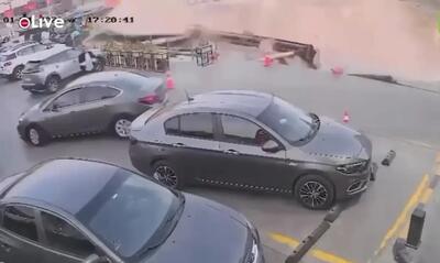  ببینید / فرو رفتن پمپ‌بنزین قاهره در شکاف ۱۵ متری