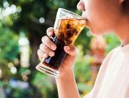  این نوشیدنی برای شما استخوان سالم نمی گذارد!