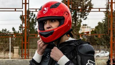 گزارش تصویری/ بانوان در انتظار گواهینامه موتور