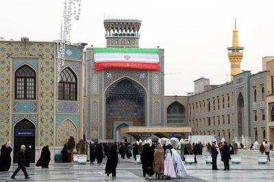 برافراشته شدن پرچم ایران اسلامی و تبلور هویت ملی در صحن و سرای رضوی