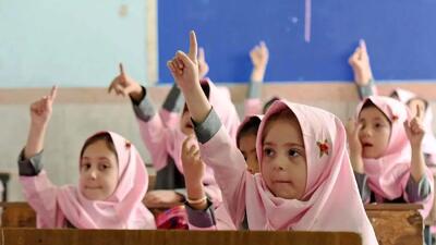 اگر سن پیش دبستانی به ۵ سال برسد، حجاب دانش آموزان دختر اجباری می شود یا نه؟ / سخنگوی کمیسیون آموزش توضیح داد