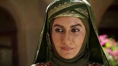 عکس/ ژست فریبا کوثری، همسر دوم مختار با دختر قدبلند و شیک پوشش در ورودی تالار بعد از تموم شدن عروسی/ چه دیزاینی داره پله ها!