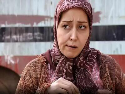  گریه‌های بی‌امان بازیگر نقش آفرین سریال آوای باران بر مزار مرحوم رضا رویگری + فیلم - سلام نو