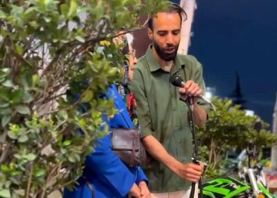  آواز پری؛ مامان مسن که اسمش پری بود اومد کنار خواننده و باهاش تو ای پری کجایی خوند