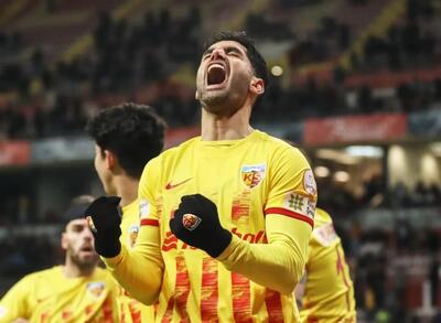 علی کریمی چطور وارد لیست سپاهان می‌شود؟