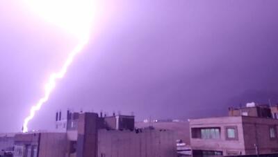 تصویر جالبی از لحظه اصابت صاعقه به زمین در ایلام