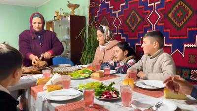  پخت یک خوراک سنتی با غاز و کباب بره در هوای برفی