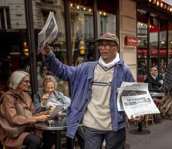 تقدیر از آخرین روزنامه فروش دوره گرد فرانسه / «علی اکبر» نشان شوالیه گرفت (+عکس)
