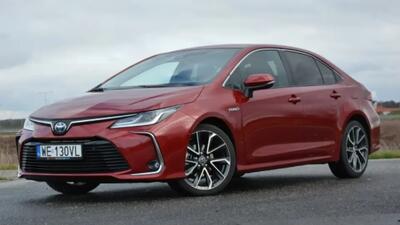 بررسی کرولا 1800 هیبرید نگین تندیس الماس