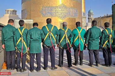  نصب کتیبه‌های ولادت‌ حضرت مهدی(عج) در بارگاه نورانی حضرت رضا(ع) + گزارش تصویری