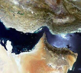  حادثه امنیتی در تنگه هرمز  / محاصره یک کشتی توسط قایق‌های رزمی