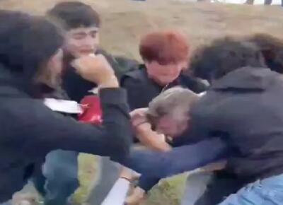 ببینید / ضرب و شتم یک معلم توسط دانش‌آموزانش در تگزاس