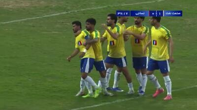 گل اول صنعت نفت آبادان به نساجی (کاشته طالب ریکانی)