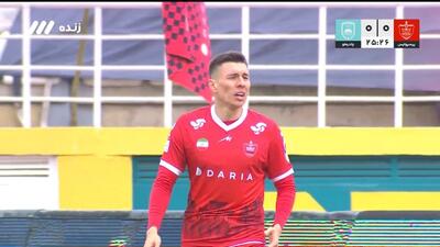 ضربه سرگیف به تیر دروازه چادرملو برخورد کرد