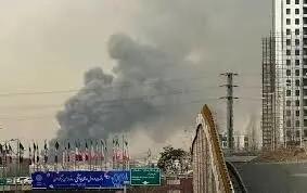 جزئیات آتش‌سوزی گسترده در غرب تهران/ هنوز اطلاع دقیقی از تلفات احتمالی در دست نیست + فیلم