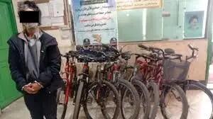 شکار مرد ژولیده در قاب دوربین های شهری