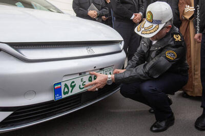 عکس/ رونمایی از پلاک خودروهای برقی و هیبریدی