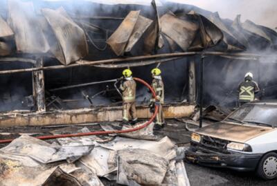  جزئیات آتش‌سوزی در بازار جنت‌آباد تهران/ آتش‌نشانی: حدود ۲۰۰ غرفه آتش گرفتند/ حریق اطفا شده/ آتش به نیایش‌ مال نفوذ نکرده