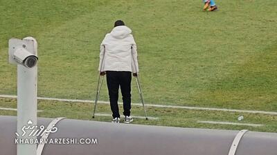 ویدیو| سرمربی رقیب پرسپولیس با عصا تیمش را هدایت می‌کند! - پارس فوتبال