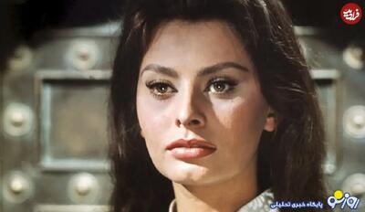  عکسی از سوفیا لورن در حال آماده شدن برای دیدار با ملکه الیزابت