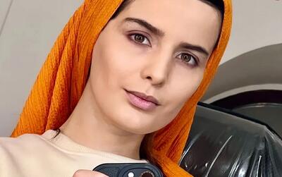  سفر در زمان؛ تیپ و چهرۀ «غزاله اکرمی» (سوجان) در زمین تنیس؛ سال 1403