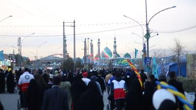  حال و هوای مسیر های منتهی به مسجد مقدس جمکران و حضور پرشور محبان حضرت ولیعصر (عج) در شب میلاد منجی عالم بشریت + فیلم