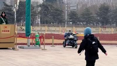  رفتار جالب یک پسر بچه با یک‌ نگهبان در چین