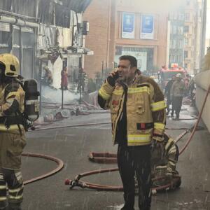 عکس: مدیرعامل آتش نشانی در محل آتش بازار جنت