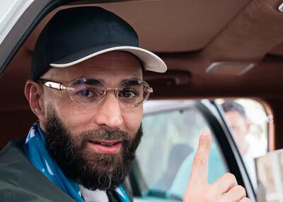 بنزما با شال و لباس آبی: خوشحالم اینجا هستم