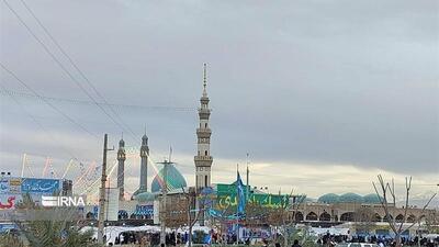  باران، زائران نیمه‌شعبان را غافلگیر کرد؛ جلوه‌ای معنوی زیر آسمانِ بی‌امان