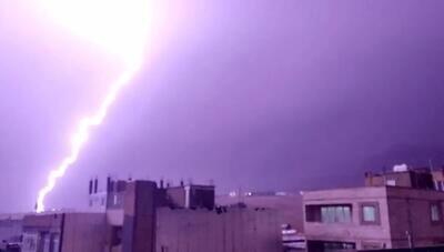 لحظه اصابت صاعقه به زمین در ایلام