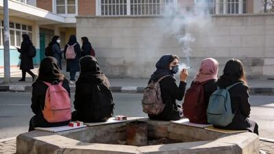 عادی شدن سیگار کشیدن دختران نوجوان جلوی مدرسه