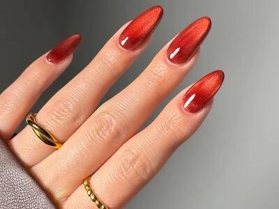  ۲۲ ایده ناخن مخملی برای بهمن ماه که به مانیکور شما حال و هوای عاشقانه و دنجی می‌بخشد