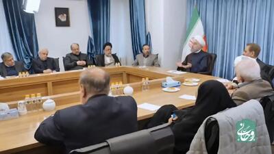 حسن روحانی: تا ما می‌گوییم باید یک کاری بکنیم، می‌گویند یعنی ما برویم با آمریکا رابطه برقرار کنیم یا در برابر ترامپ تواضع کنیم؟ نه آقا؛ منظورمان این است که…